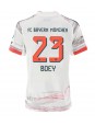 Billige Bayern Munich Sacha Boey #23 Bortedrakt Dame 2025-26 Kortermet